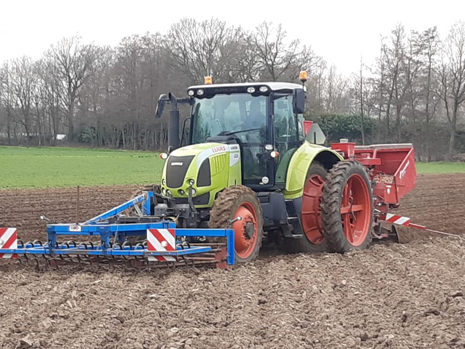 Met elkaar hebben we de eerste aardappels weer in de grond!! bij Boerderijwinkel Lensink Aardappelen Aalten
